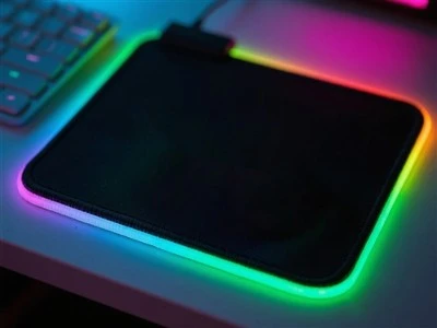 Tasainen valaistus RGB-hiirimatoissa